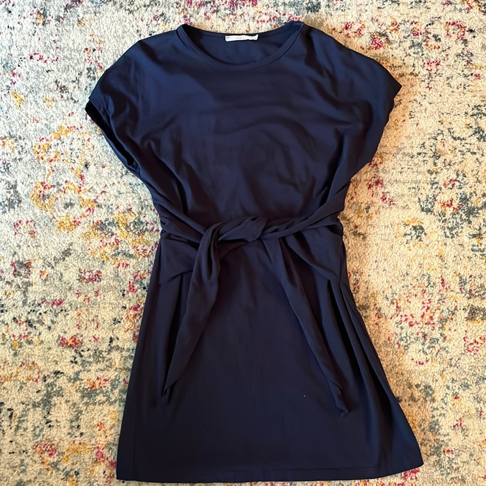 EUC short sleeve tie front dress with open back detail.